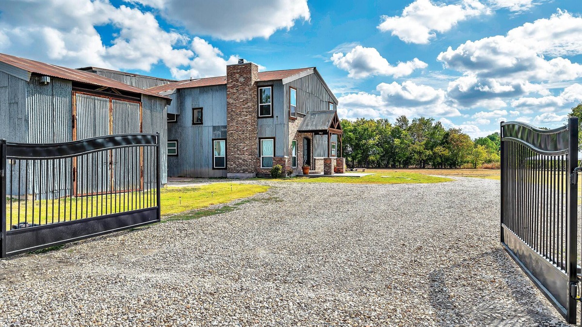 Lorena House | The Levi Gin - Luxury Vintage Retreat