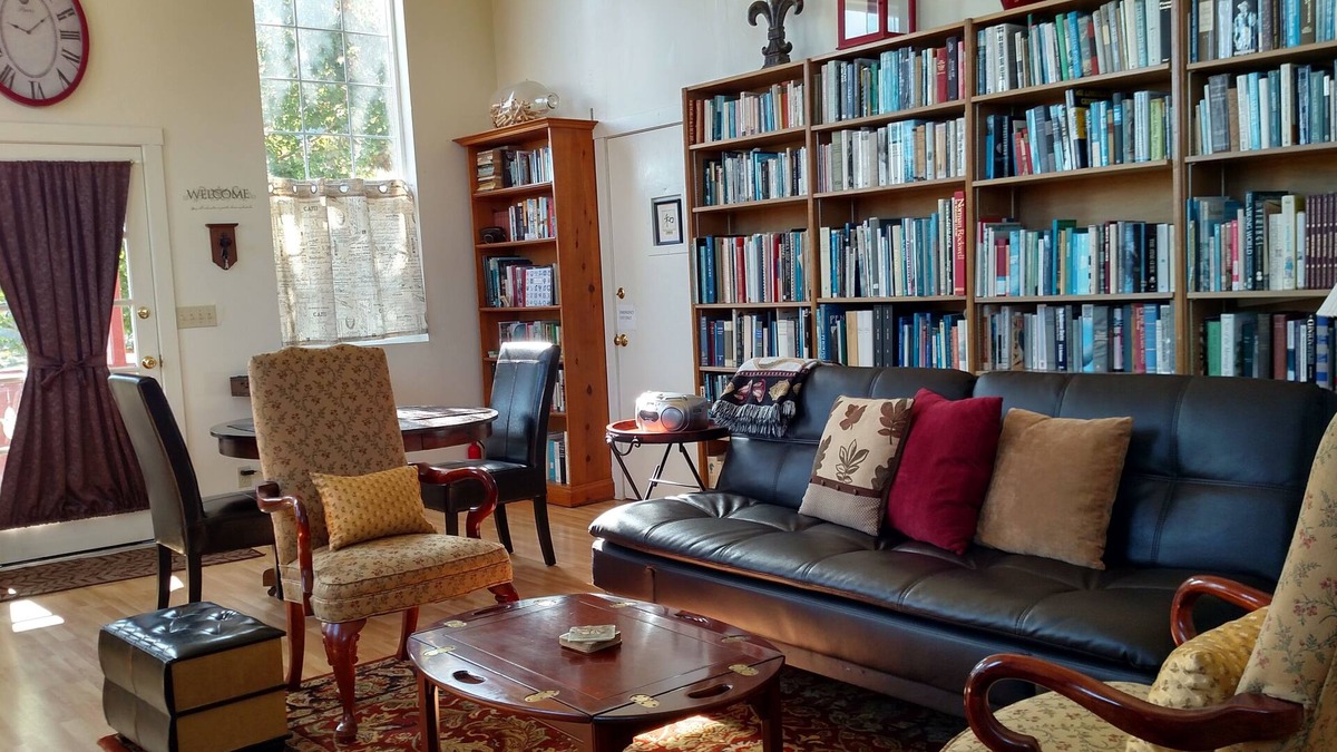 Ferndale Cottage | The Library Suite with over 3000 books! (707) 786-7014
