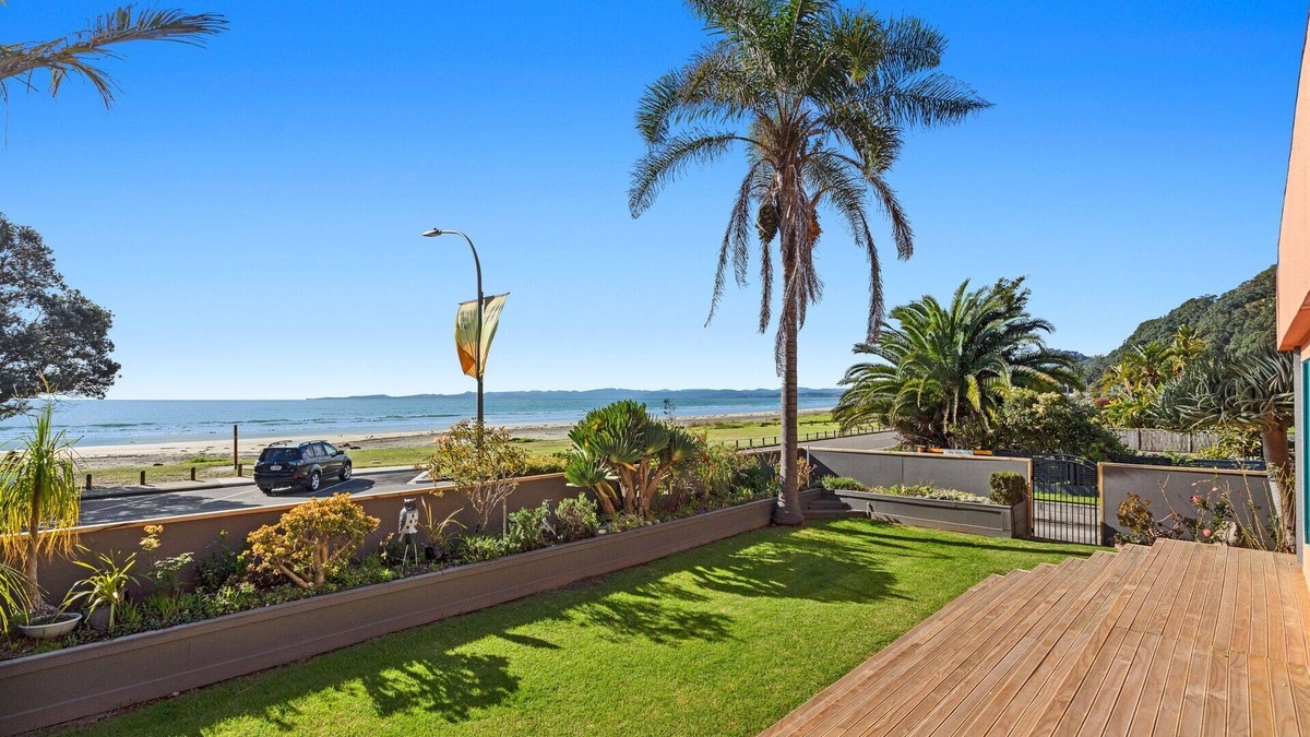 Ohope House | The Lights House - Beachfront Ohope Holiday Home