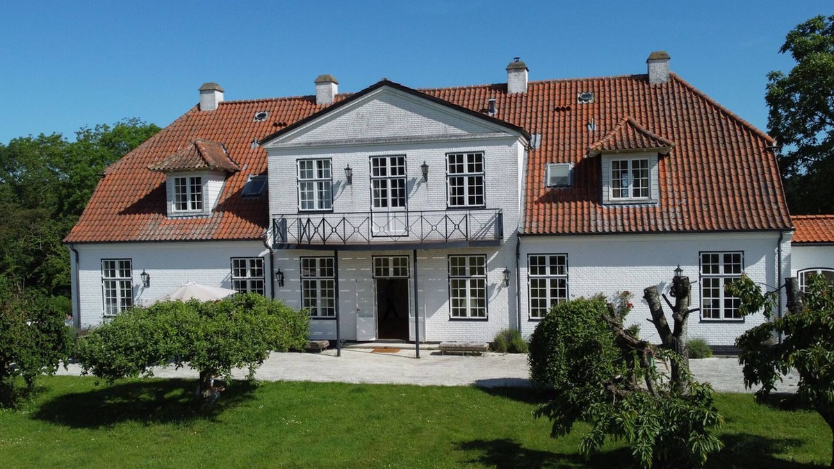 Kirke Saaby House | The Lille Slot country house, built at the beginning of the 19th century.