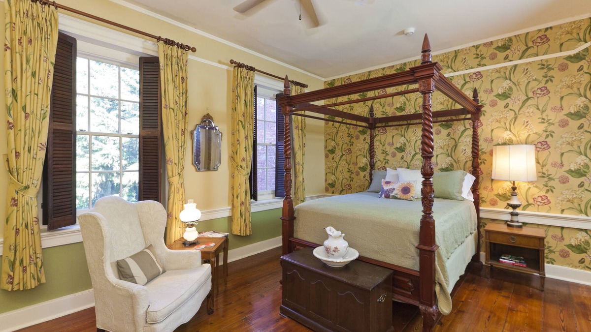 Burlington Bed & Breakfast | The Lily Inn