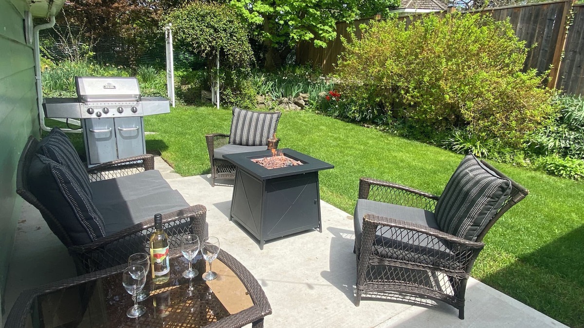 Old Town Historic District House | The Lily Pad - quaint home in Old Town NOTL, steps from the lake!