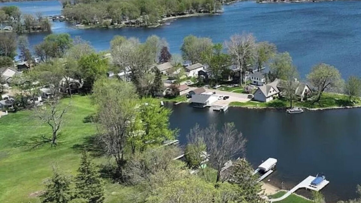 Lakeland Cottage | 🌟”The Lily Pad” Cottage🏡🚣‍♀️Strawberry Lakefront Fun on the Huron River Lake Chain!