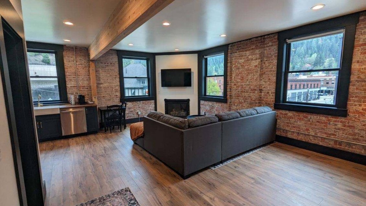 Wallace Apartment | The Linden Lofts at Albertini’s- Downtown Luxury Lofts #3