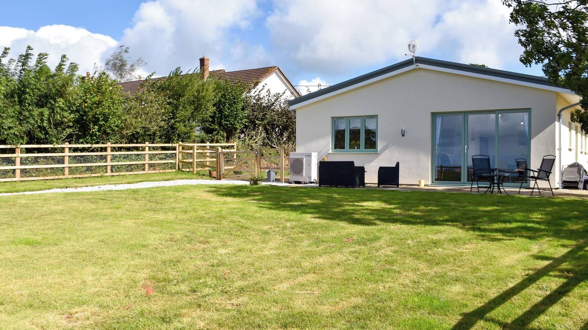 Lapford Cottage | THE LINHAY, pet friendly, with a garden in Lapford
