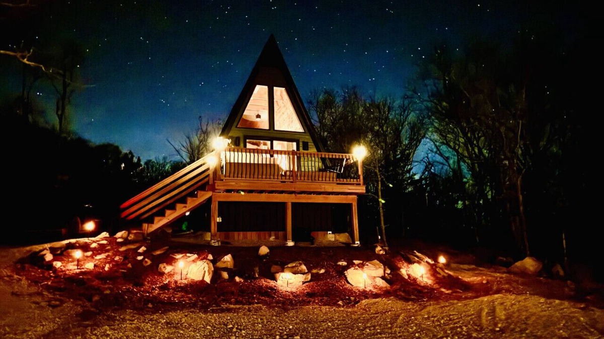 Ironton Cabin | The Linkin: a cozy mountain cabin w/king bed