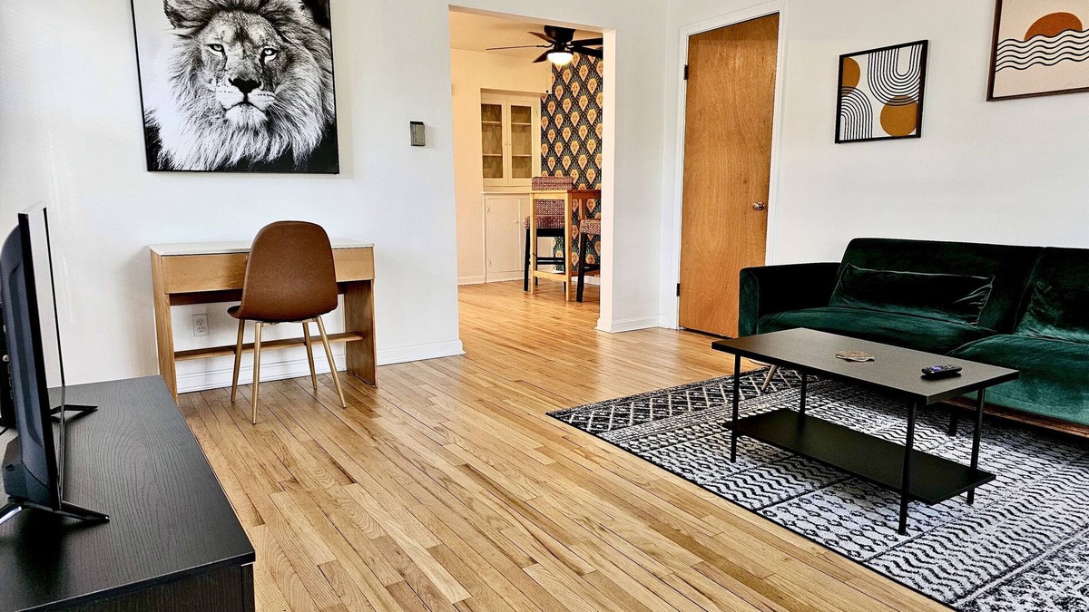 Westwood Apartment | The 'Lion’s Den' Pet Friendly, 10 mins to UCMC, Perfect For Long Term Stays