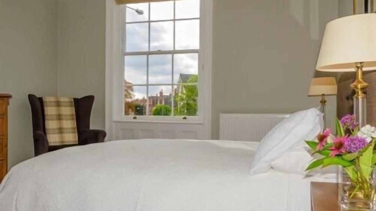 Newark Bed & Breakfast | The Lions