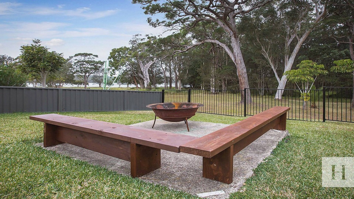 Gwandalan House | The Little Blue Lakehouse - Minutes Walk to Lake!