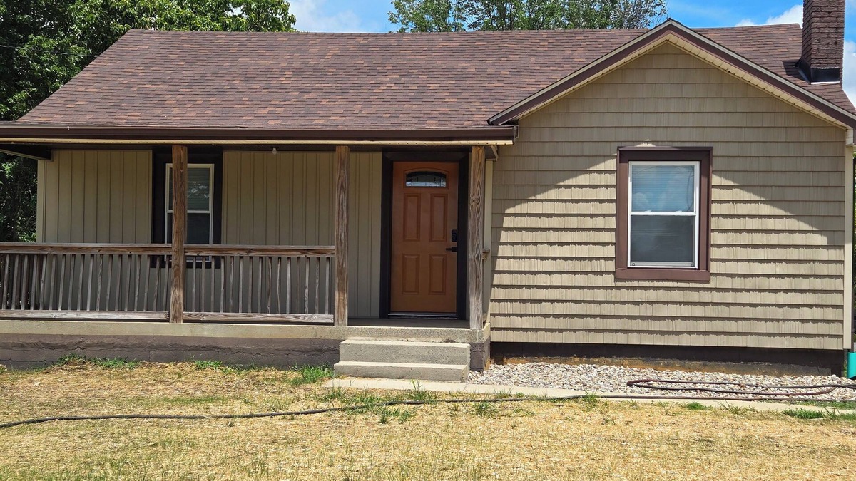 Russell Springs House | The Little Brown Cottage is a 1950's, two bedroom cottage in town with one bath.