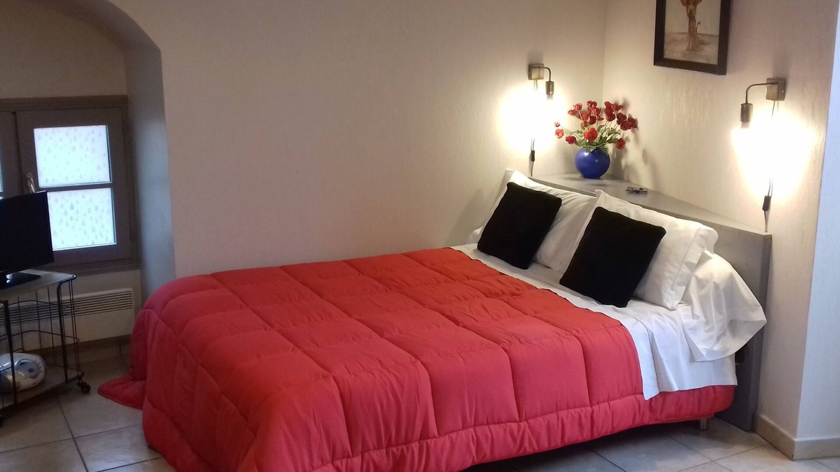 Le Puy-en-Velay Apartment | The Little Dyke at the foot of the Aiguilhe Rock