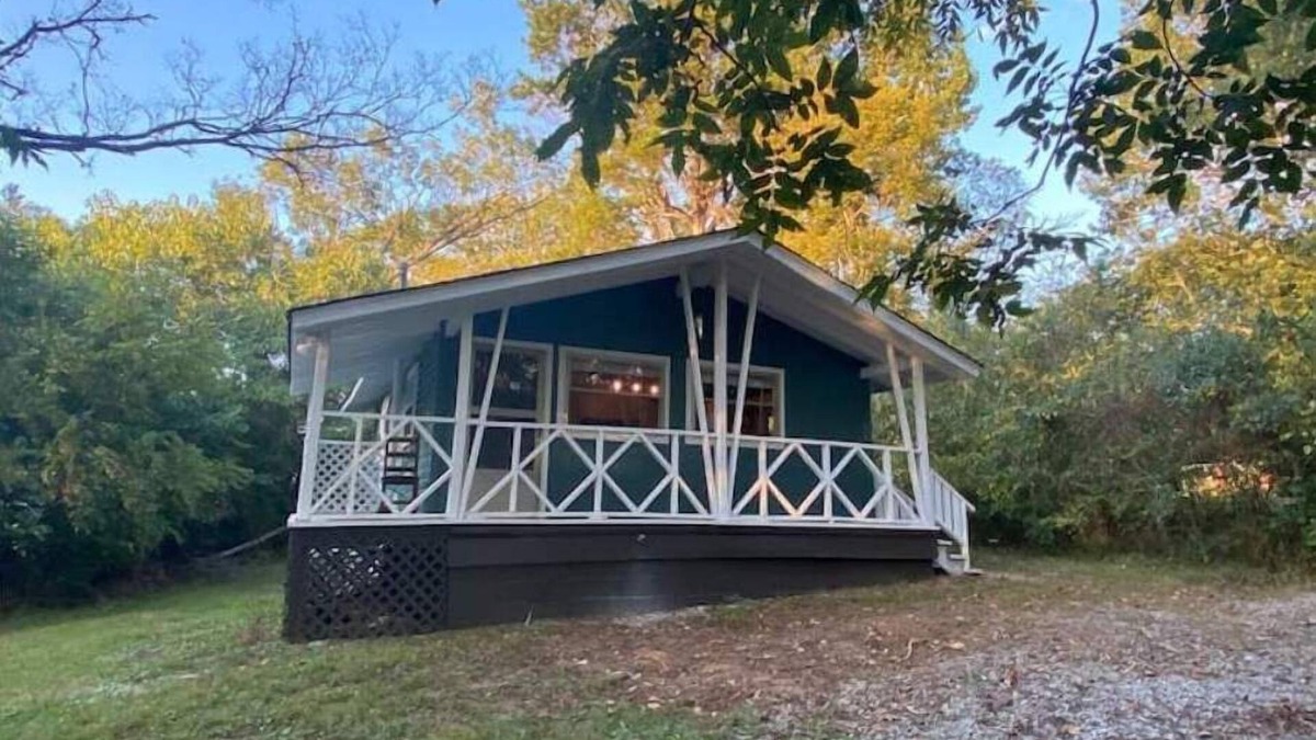 Lewisburg Cabin | The Little Gem- Sleeps 3, 1 bedroom, 1 bath cabin