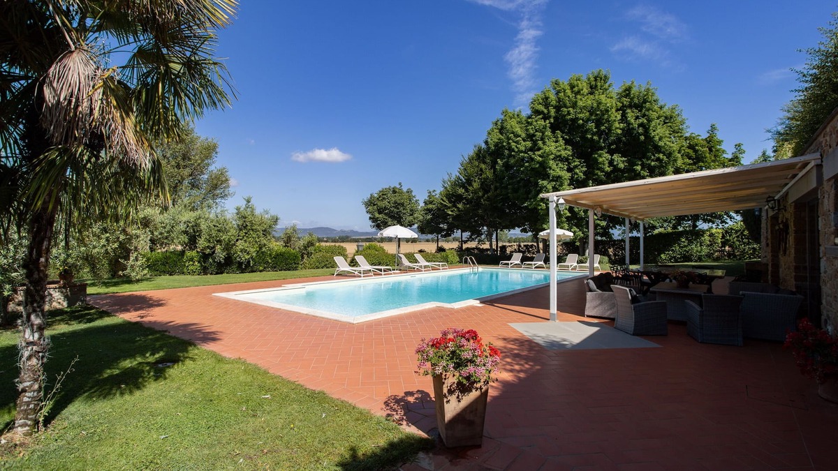 Le Piazze Villa | The little Grand Duchy immersed in a blooming garden