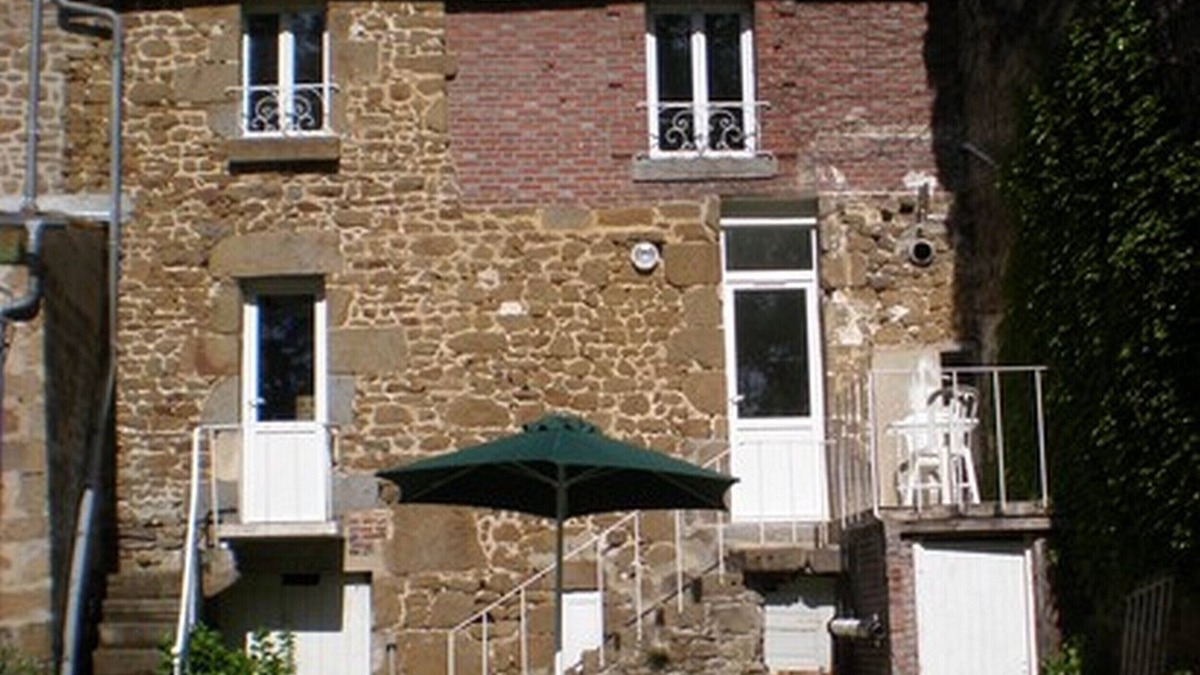 Putanges-le-Lac House | The little house on the river