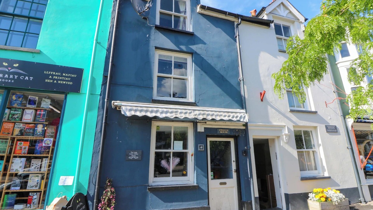 Machynlleth Cottage | THE LITTLE LAURA ASHLEY HOUSE, pet friendly in Machynlleth