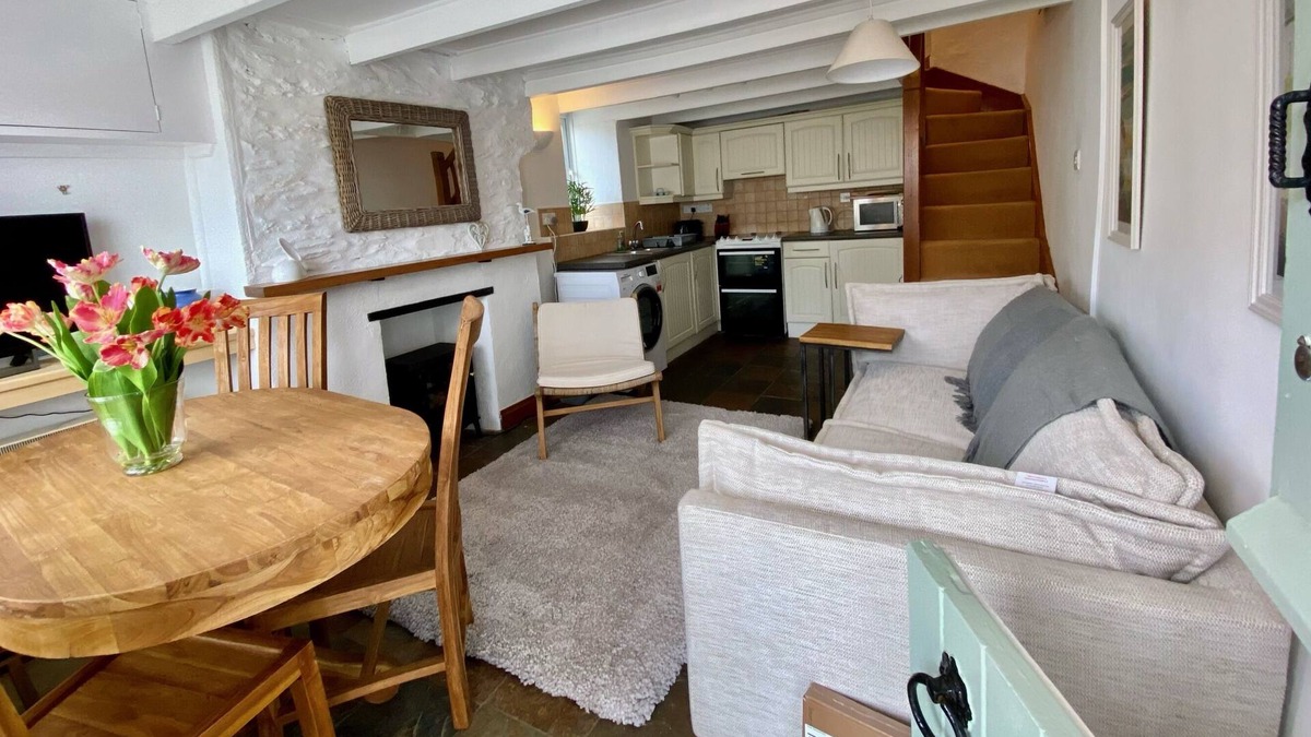 Pentewan Cottage | The Little Lighthouse - 2 mins from beach