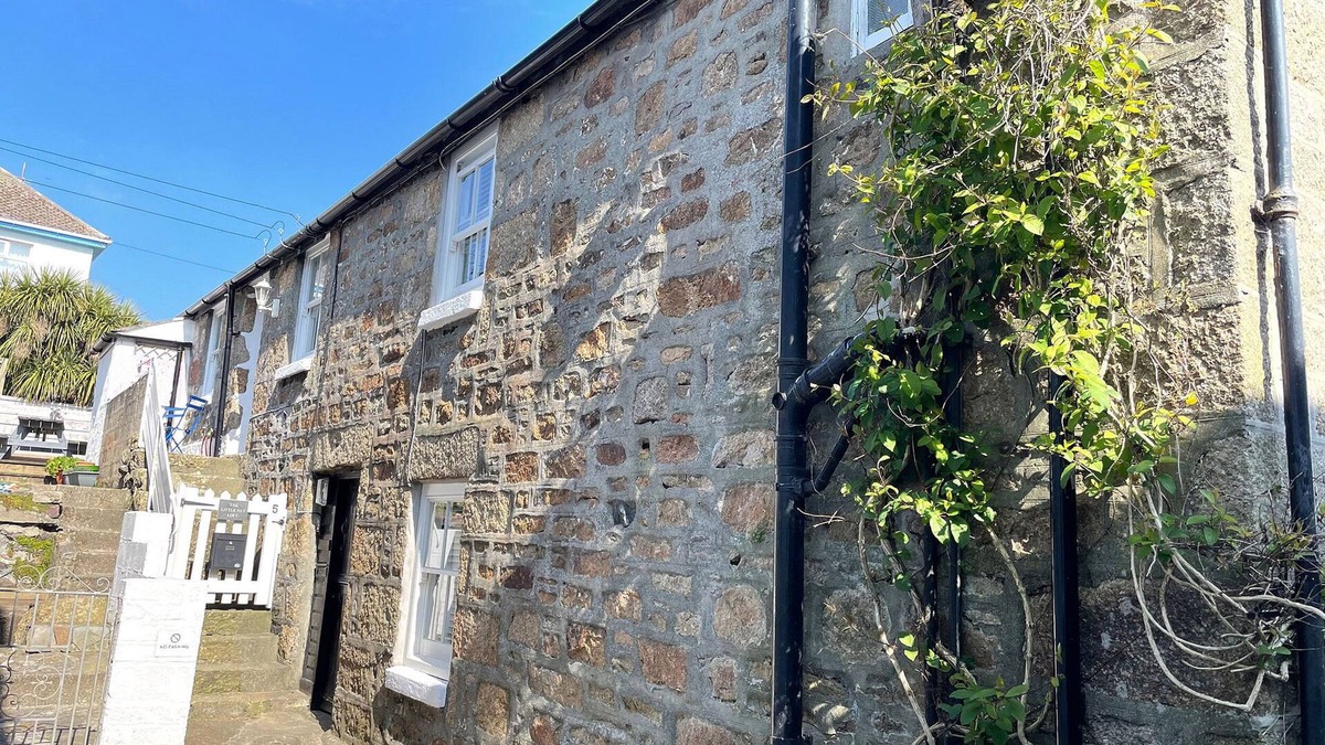 Mousehole Cottage | THE LITTLE NET LOFT, pet friendly, with open fire in Mousehole