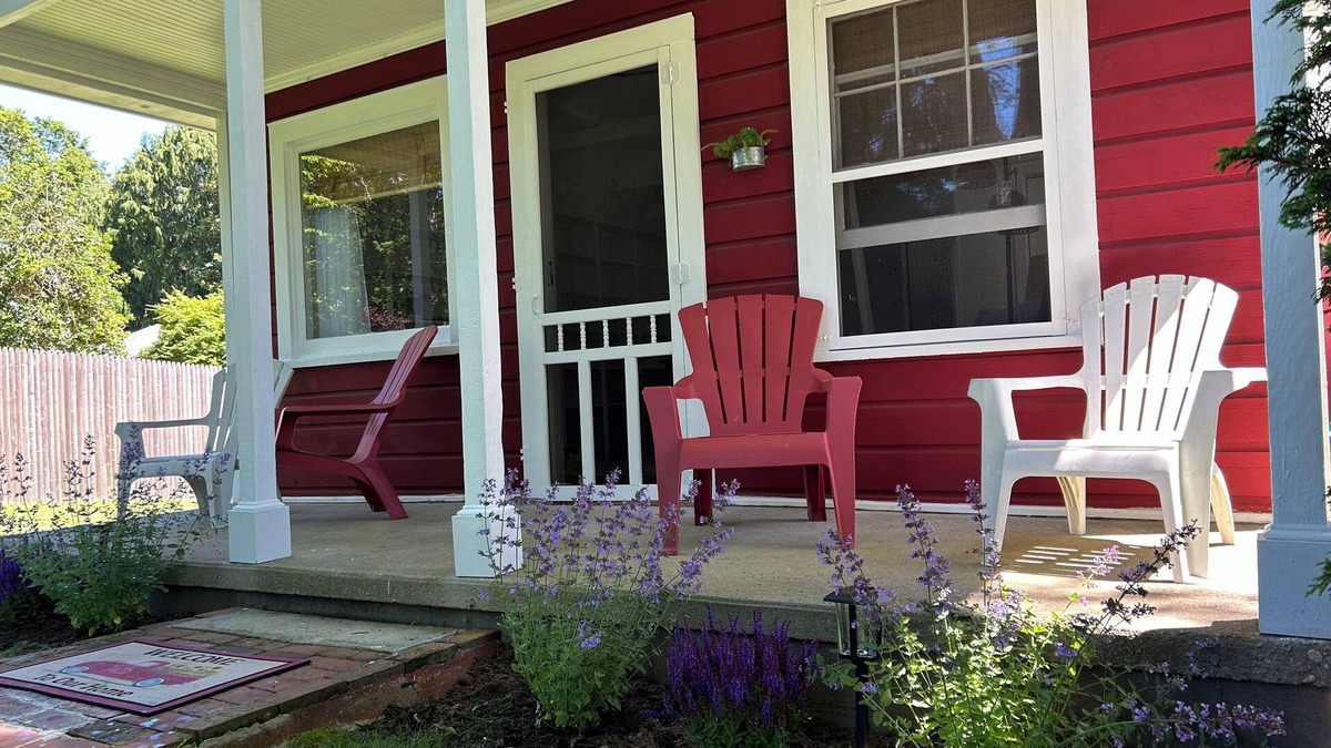 Baiting Hollow Cottage | The Little Red Cottage - A cozy home steps away from private beach & wine trail.