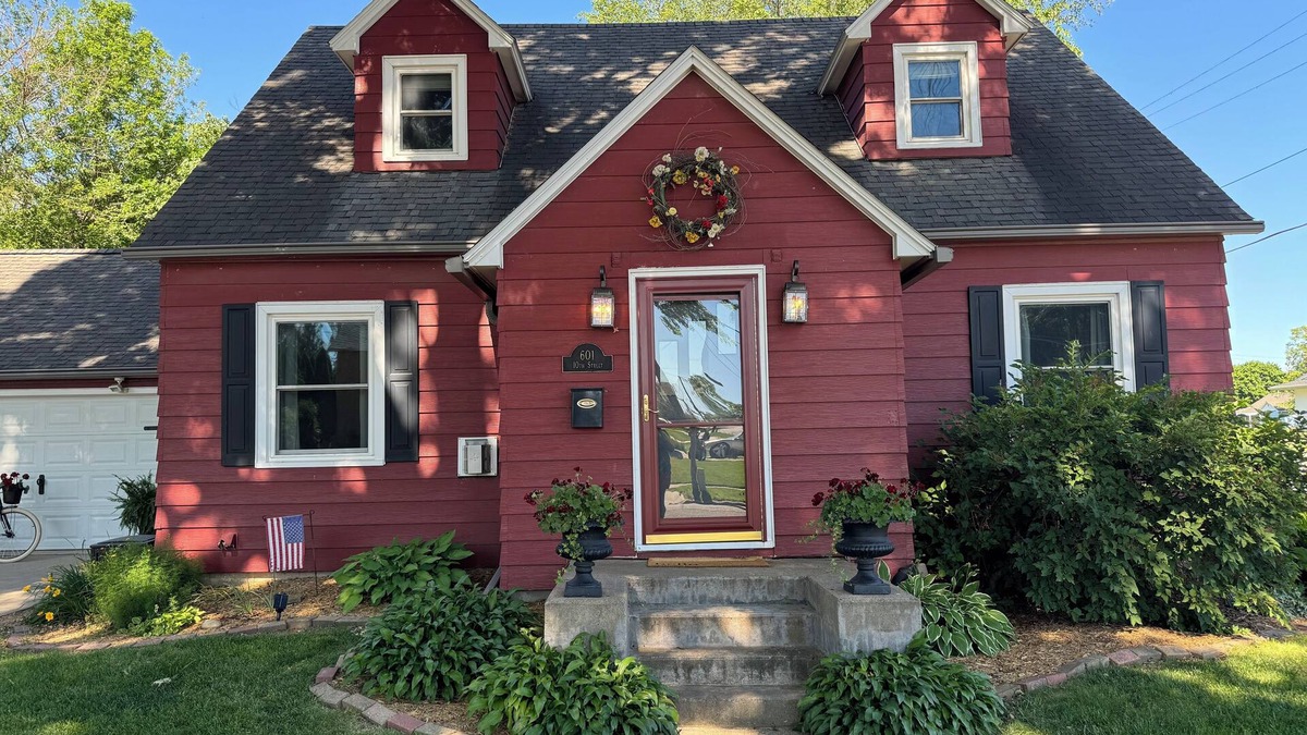 Grundy Center House | The Little Red Cottage is 1-bedroom on Main Level with access to the main floor