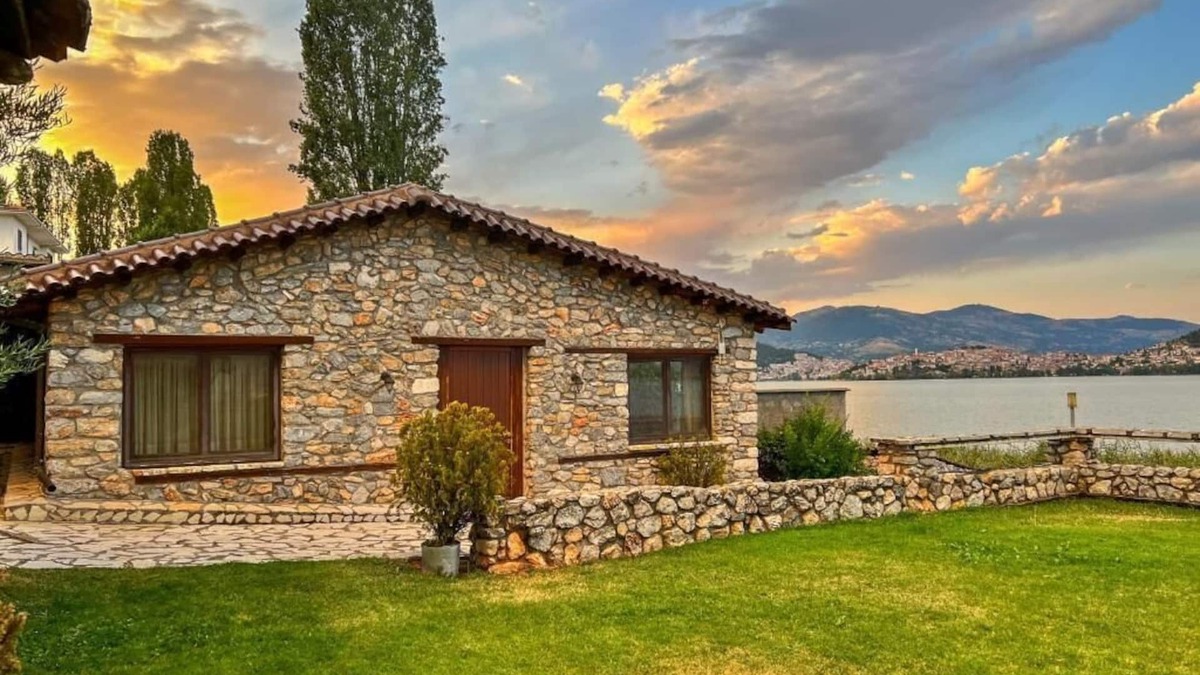 Ampelokipi House | The Little Stone House by the Lake/Το Πέτρινο Σπιτάκι δίπλα στη Λίμνη