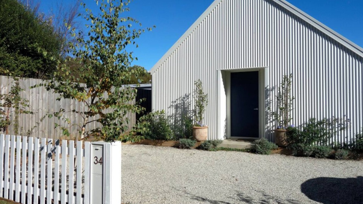 Trentham Apartment | The Little Studio. Cozy and stylish! Trentham weekend couple accommodation.