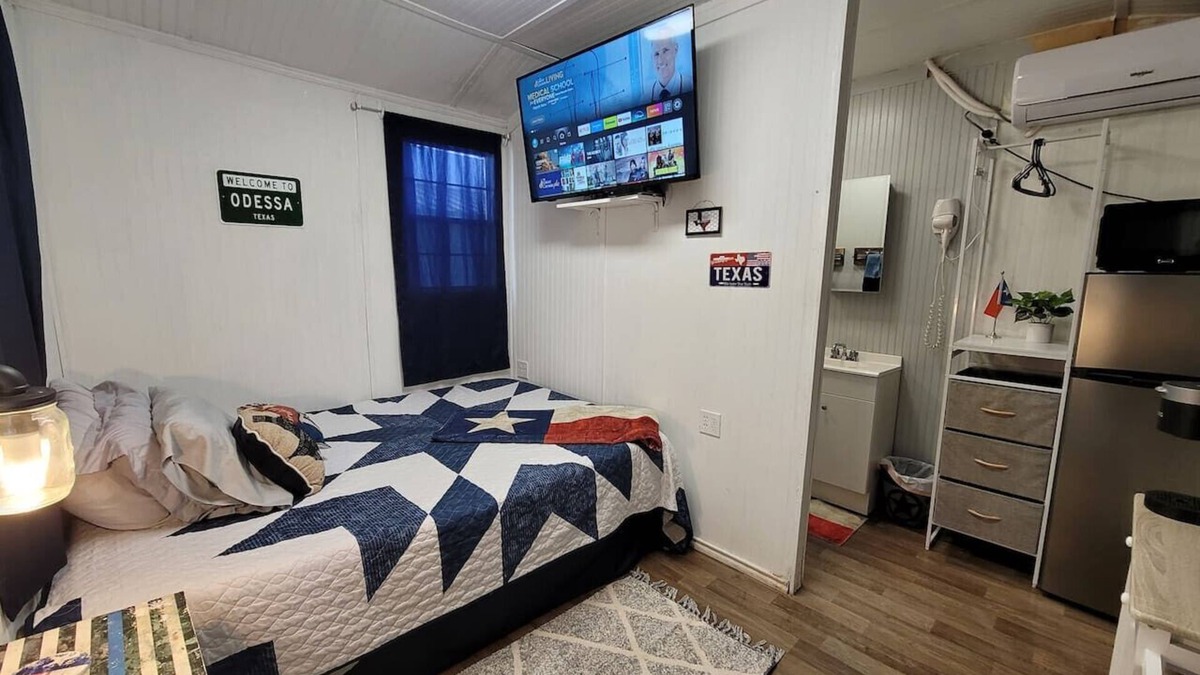 Odessa Cabin | The LittleTexan. near I20 & west co. WIFI!
