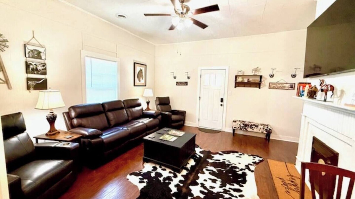 Shelbyville Cottage | The Livery at Rainbows End