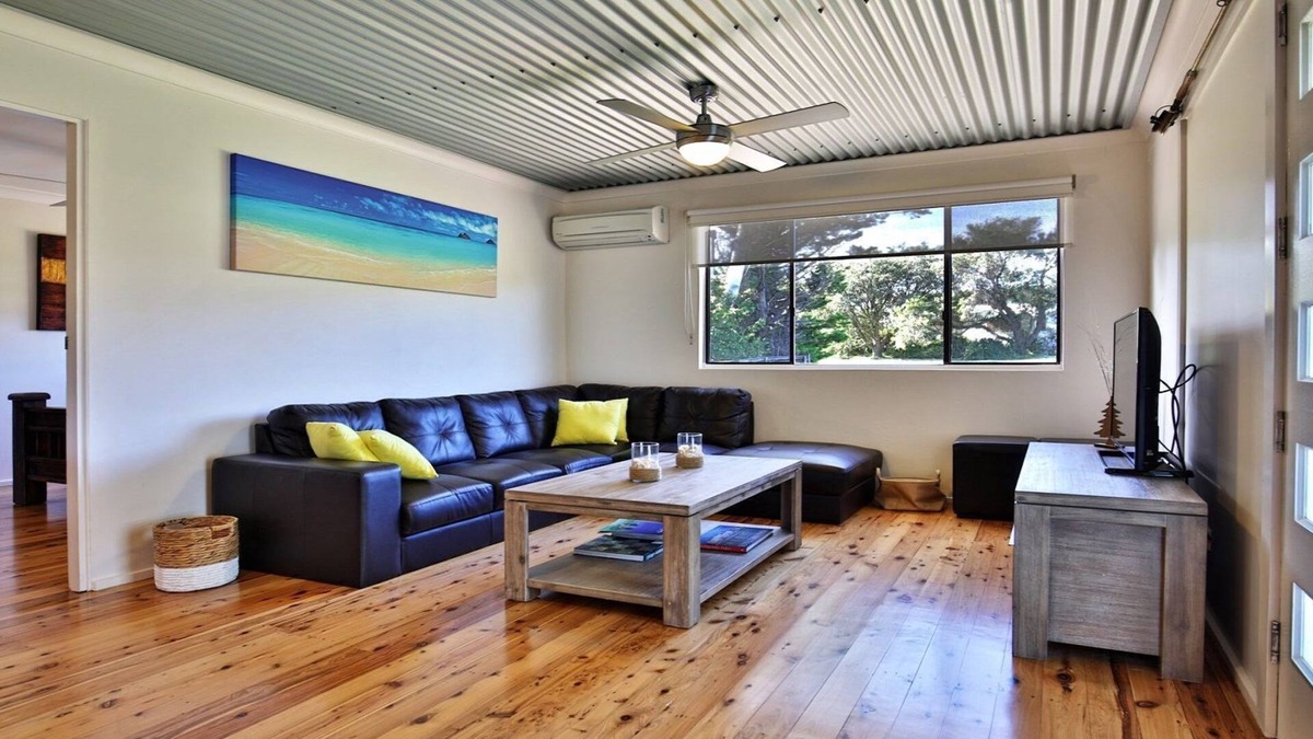 Currarong House | The Lobster Pot – 550m to Warrain Beach
