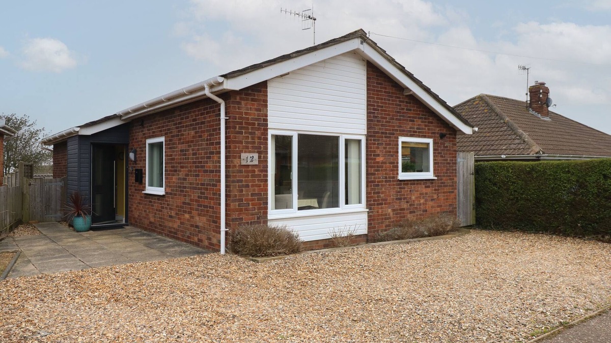 Overstrand House | THE LOBSTER POT, pet friendly, country holiday cottage in Overstrand