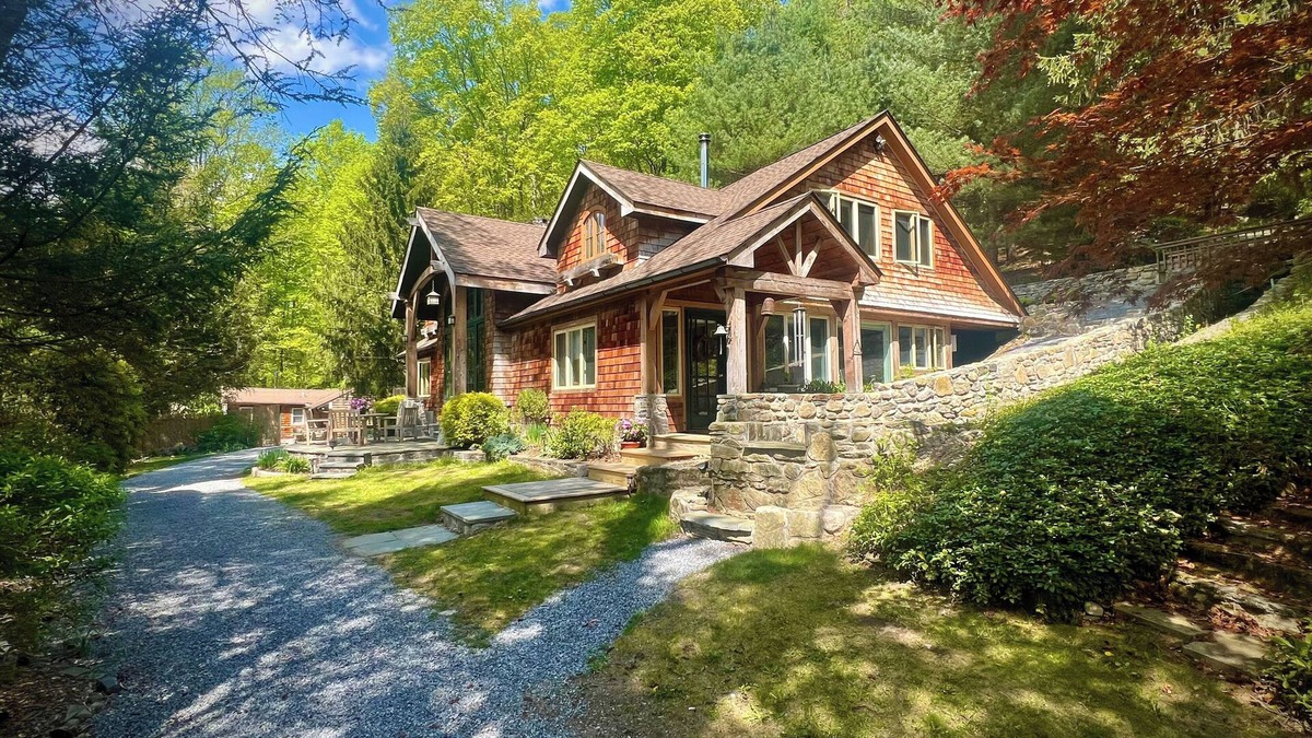 Putnam Valley House | The Lodge: A Hillside Estate w/pool, spa, fire pits, trails, views & 1hr to NYC.