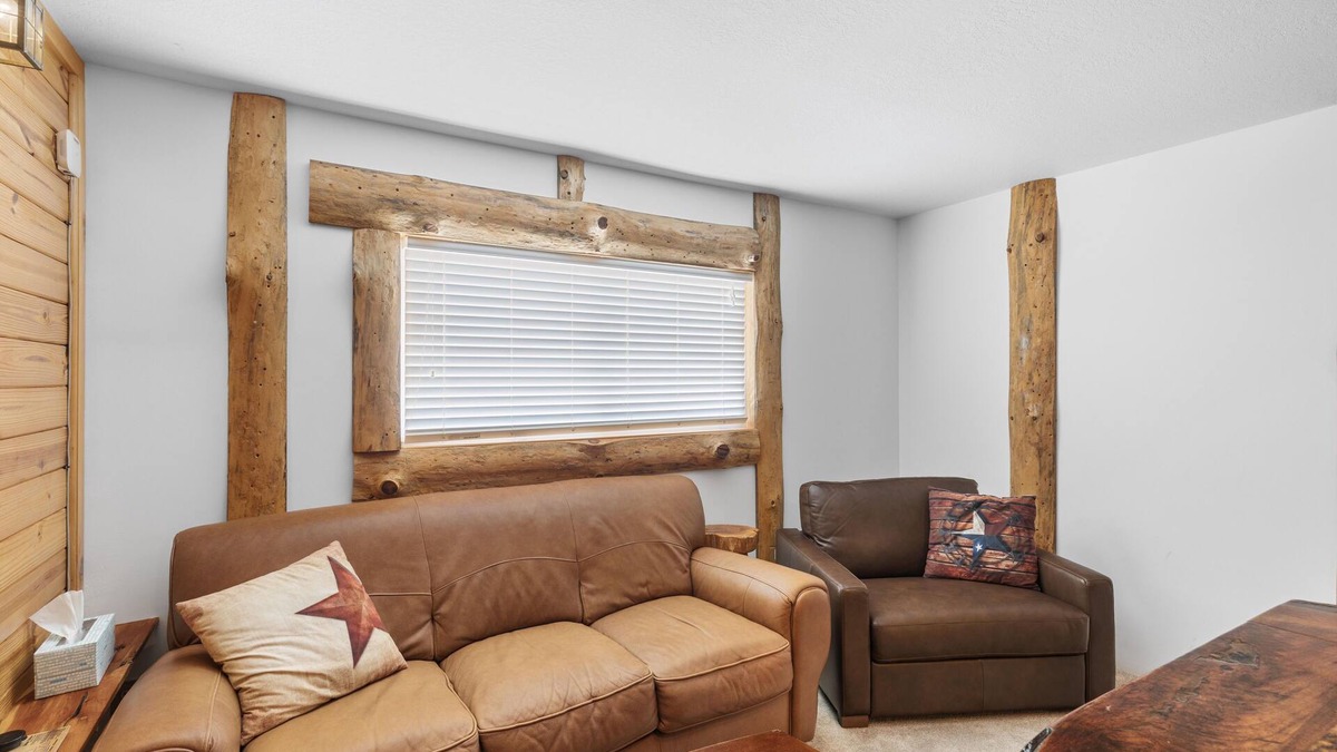 Enterprise Apartment | "The Lodge"- APT w/Loft Bedroom, Walnut Bar, Quiet Setting, Covered Parking