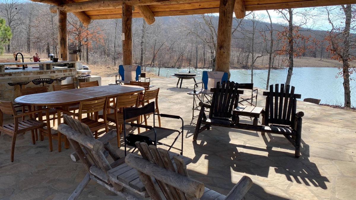 Stilwell Cabin | The lodge at the 4300 acre Hunt Mill Hollow Ranch is a wildlife destination.