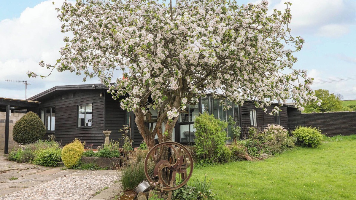 Milford Cottage | THE LODGE AT WILDERSLEY FARM, pet friendly, with hot tub in Belper