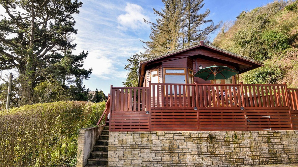 Charmouth Cottage | THE LODGE @ CLIFFTOP PARK, country holiday cottage in Charmouth