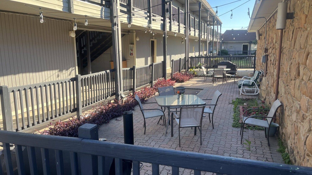 Runaway Bay Condo | THE LODGE. Hotel suite, fitness room, Pool. In Runaway Bay on Lake Bridgeport