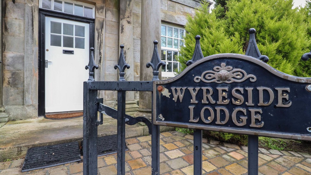 Lancaster Cottage | THE LODGE HOUSE, character holiday cottage, with a garden in Galgate