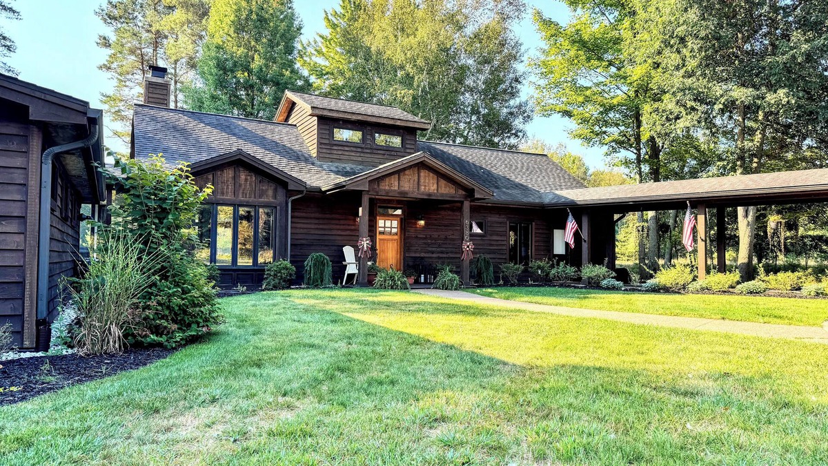 Canadian Lakes House | The Lodge- Luxury Lakefront Retreat