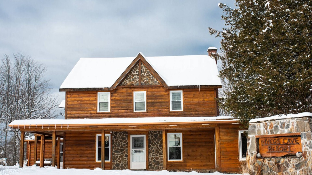 North Frontenac Resort | The Lodge - Myers Cave Resort