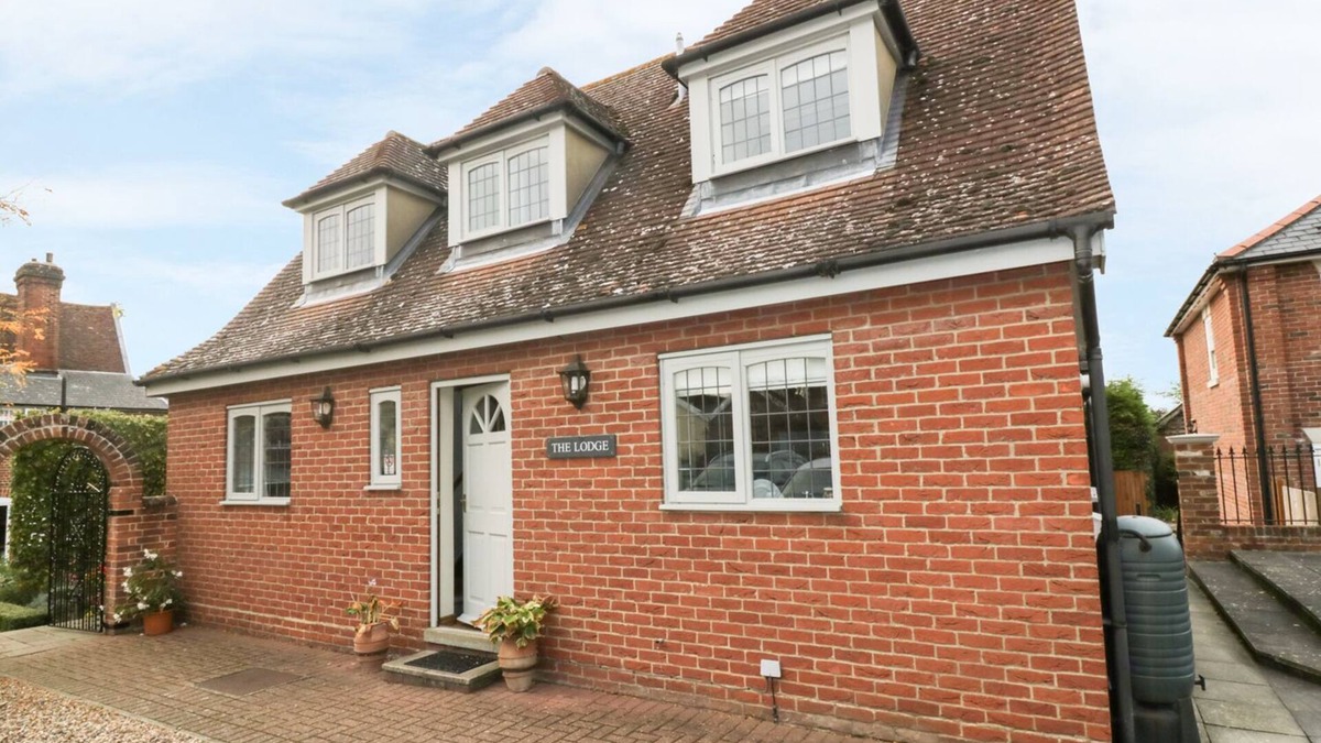Hadleigh Cottage | THE LODGE OFF HIGH STREET, pet friendly, with a garden in Hadleigh
