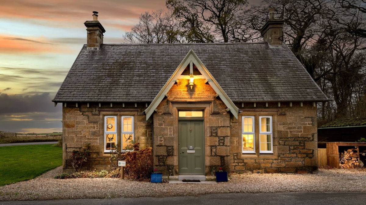 Elgin Cottage | The Lodge on Scottish Estate - wood burner - dogs welcome