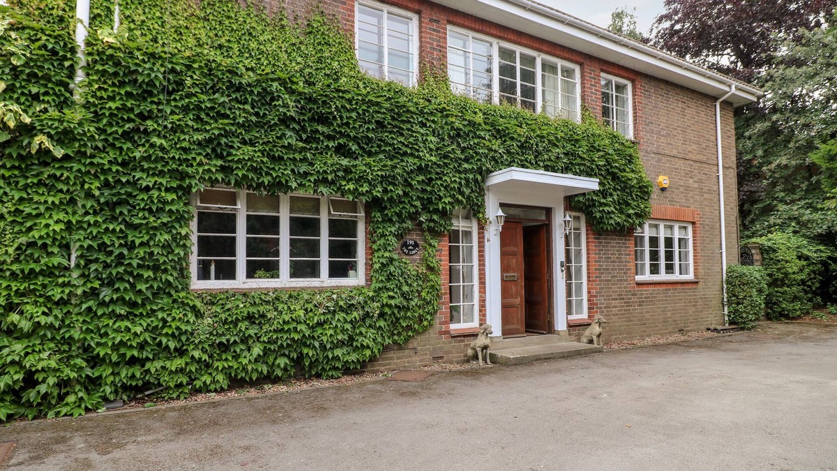 Grantham House | THE LODGE, pet friendly, luxury holiday cottage in Grantham
