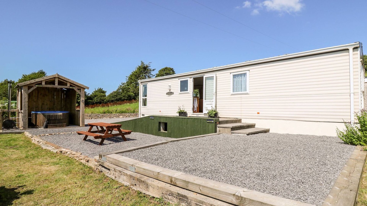 Llanelli Cottage | THE LODGE, pet friendly, country holiday cottage in Pontyates