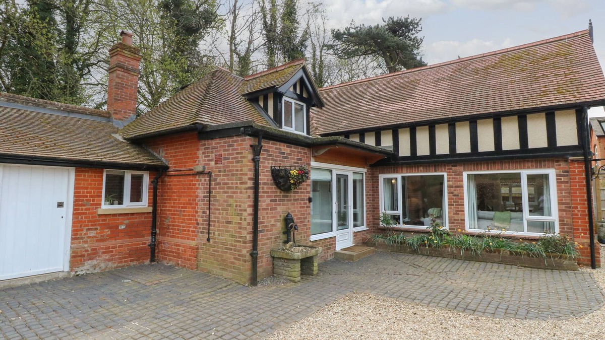 Wroxham Cottage | THE LODGE, pet friendly, with open fire in Hoveton & Wroxham