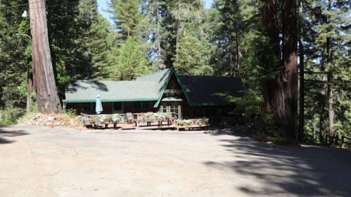 Garberville House | "The Lodge" River Access 2 Kitchens Dines 18 pplnn