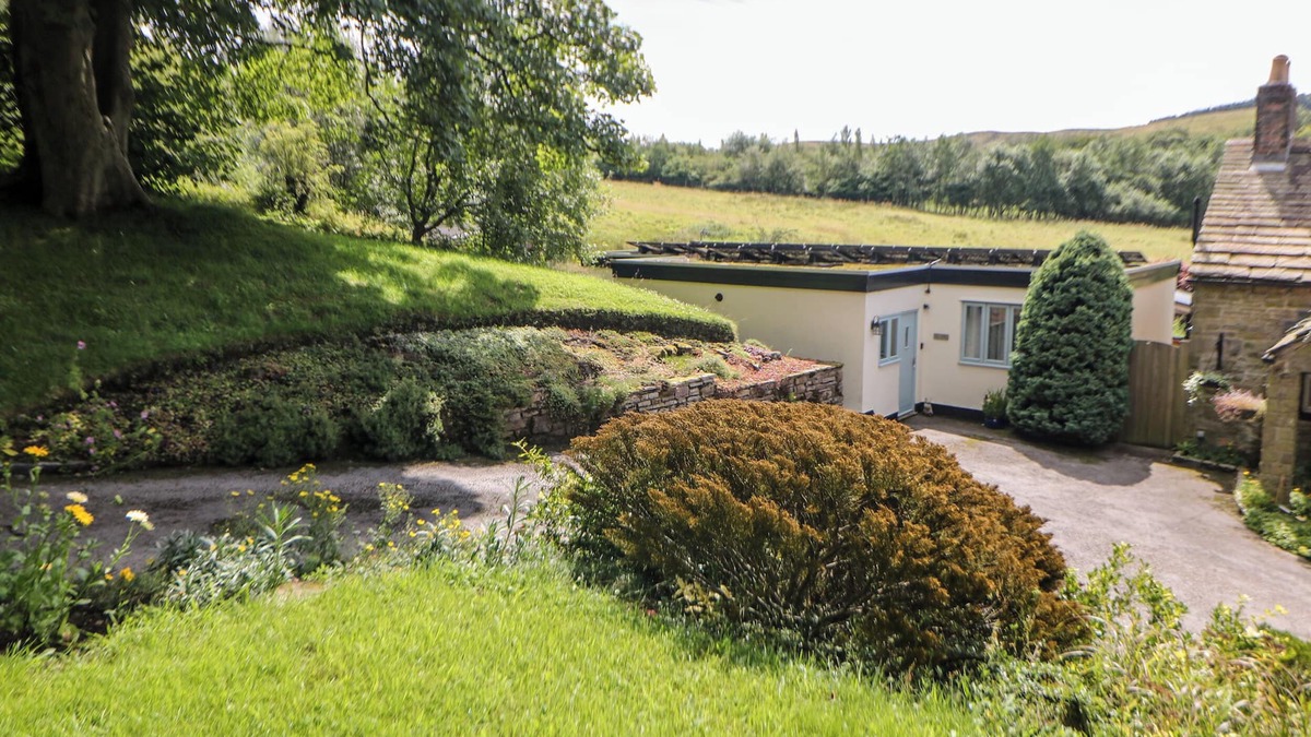 Combs Cottage | THE LODGE, romantic, luxury holiday cottage, with a garden in Disley