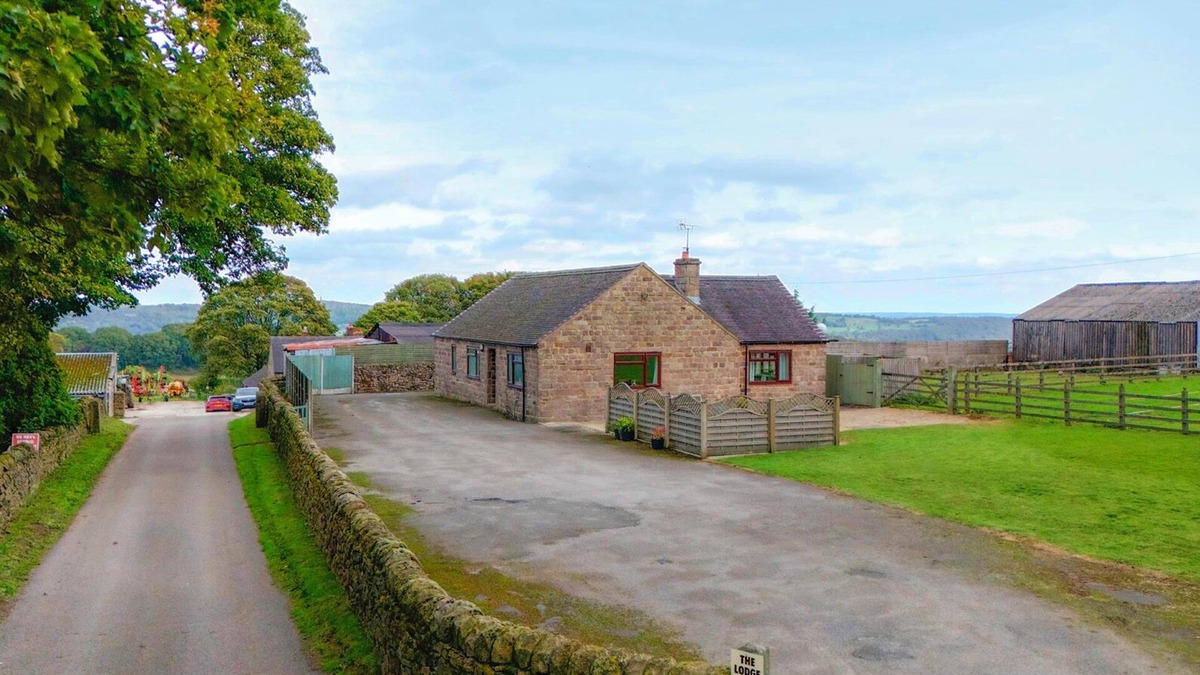 Crich Cottage | THE LODGE, with open fire in Wirksworth