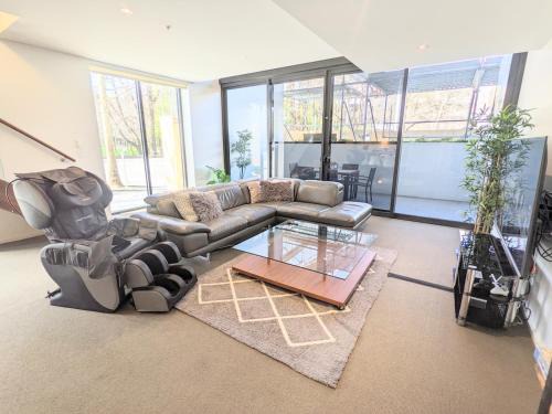 City East Apartment | The Loft 3BDR, City Centre, Family-Friendly, King Bed, Massage Chair, Parking