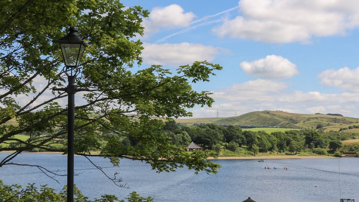 Littleborough Cottage | THE LOFT AT THE LAKE, romantic, with a garden in Littleborough