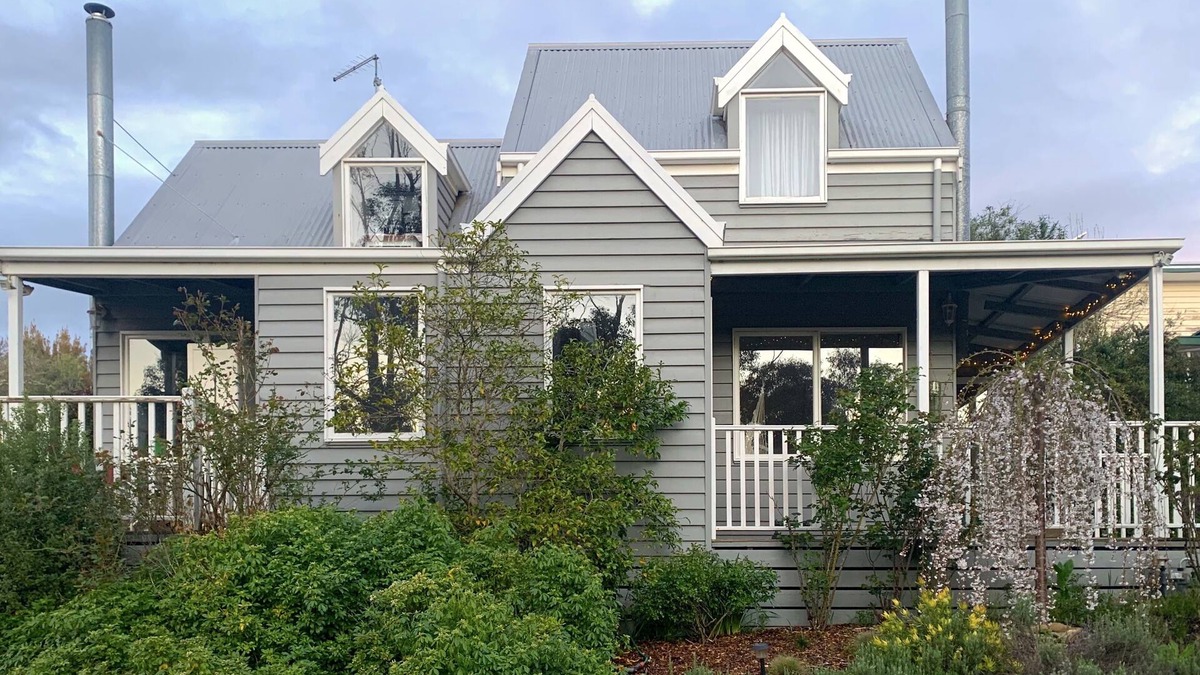 Hepburn Springs House | The Loft (fire+spa in centre of Hepburn Springs)