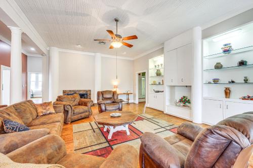 Hondo Apartment | The Loft - Historic Dtwn Hondo Apt with Balcony